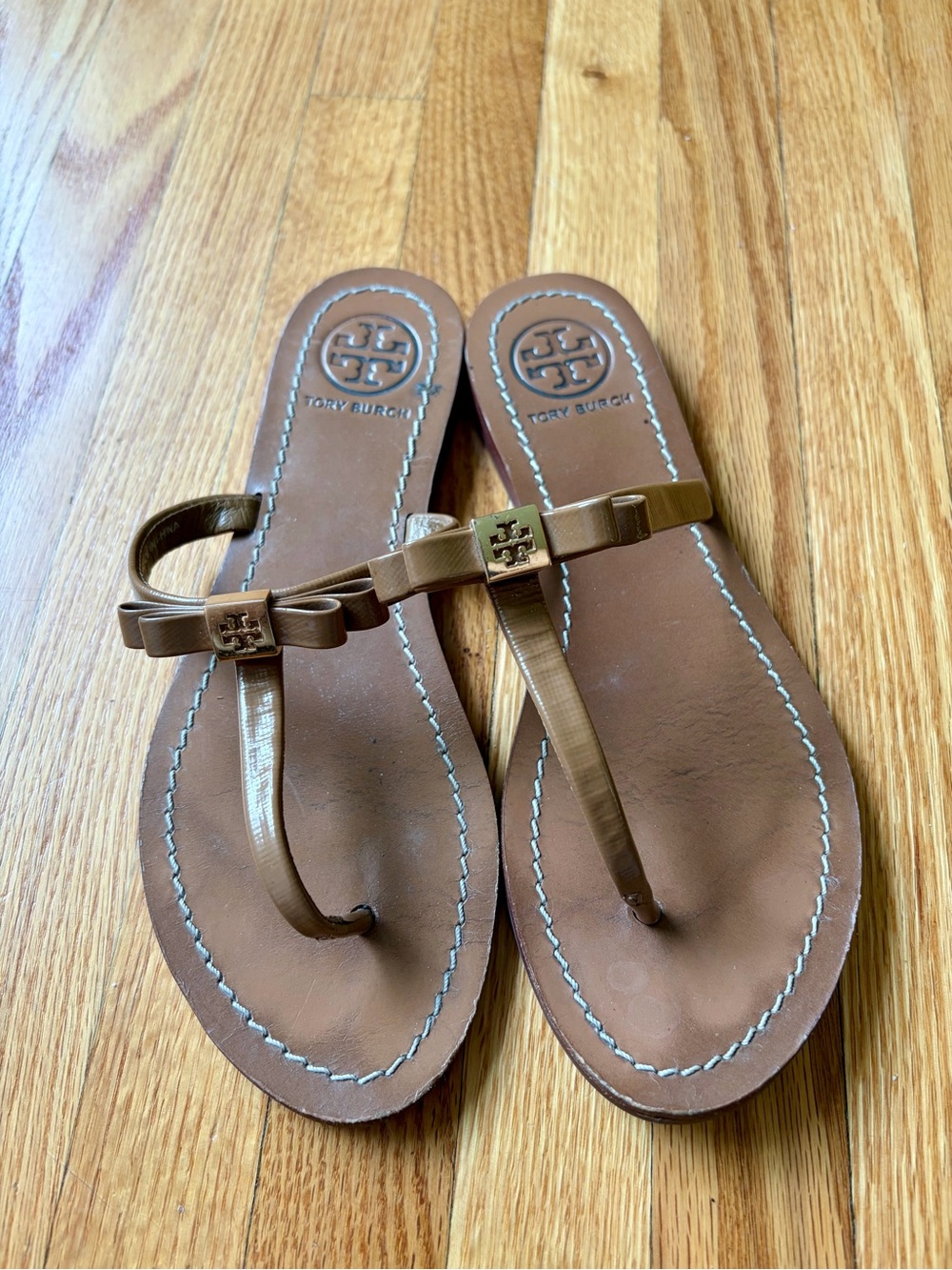 Tory Burch Leighanne Tan Patent Leather Bow Thong Sandals Flip Flops Logo Sz 6.5